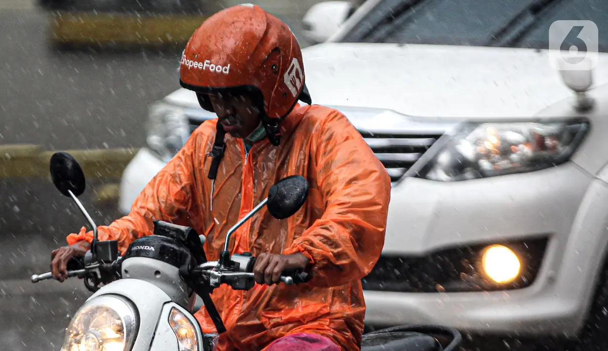 Pengendara menerjang hujan deras di kawasan Jalan Sudirman, Jakarta, Jumat (9/12/2022). Penjabat Gubernur DKI Jakarta Heru Budi Hartono menyebut pihaknya akan mengkaji penerapan bekerja dari rumah atau work from home (WFH), hal ini berkaitan dengan arahan dari Presiden Joko Widodo atau Jokowi tentang potensi cuaca ekstrem pada penghujung 2022. (Liputan6.com/Faizal Fanani)