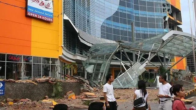 Potret lawas saat Gempa Jogja tahun 2006. (Sumber Foto oleh Anton Asmonodento via Instagram/wonderfuljogja)
