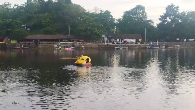 Nampak sebuah fasilitas permainan air, tengah memanjakan pengunjung yang datang di kawasan wisata Situ Gede, Kota Tasikmalaya, Jawa Barat.