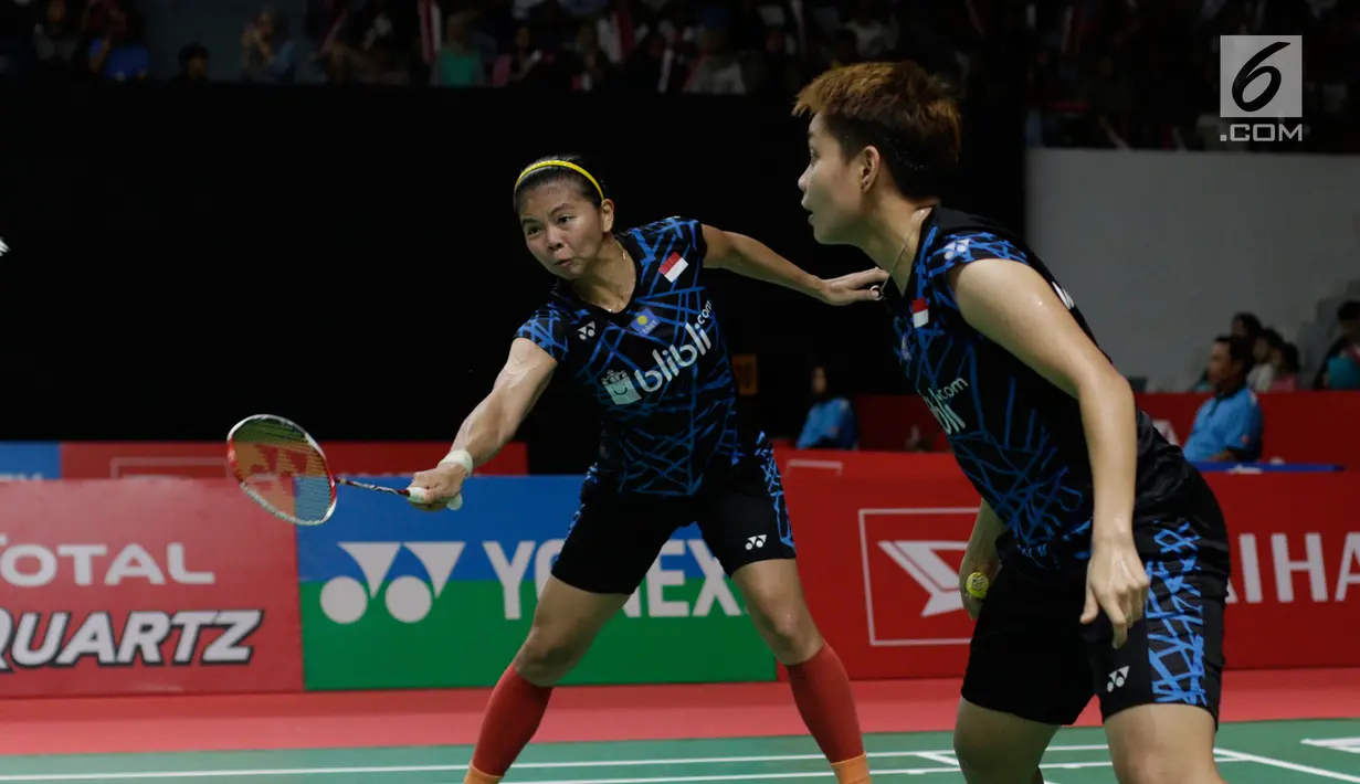 Pasangan Indonesia Greysia Polii/Apriyani Rahayu saat melawan wakil Bulgaria Gabriela Stoeva/Stefani Stoeva pada laga Indonesia Masters 2019 di Istora Senayan, Jakarta, Rabu (23/1). Pasangan Indonesia menang 22-20, 21-15. (Bola.com/M Iqbal Ichsan)