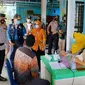 Kapolda Riau Irjen Agung Setya Imam Effendi meninjau penanganan Covid-19 oleh petugas medis. (Liputan6.com/M Syukur)