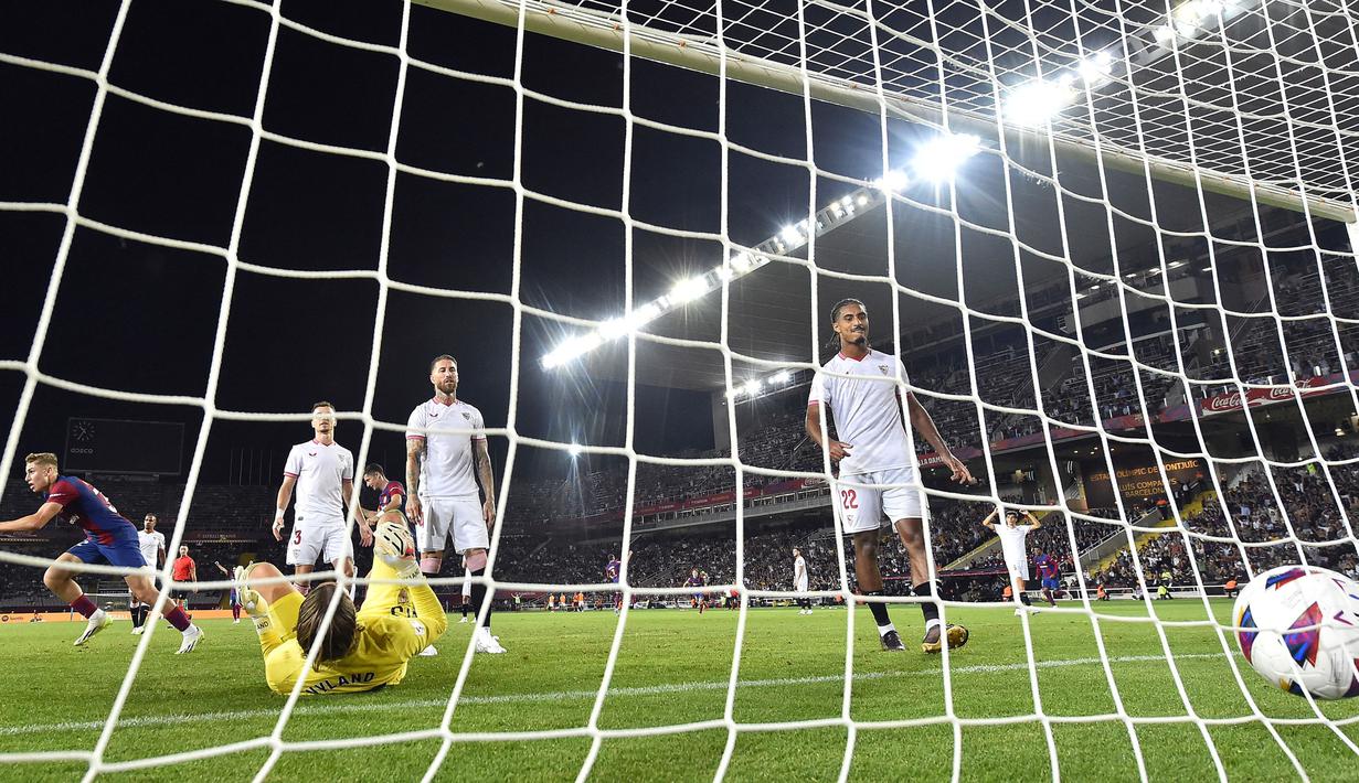 Reaksi kecewa sejumlah pemain Sevilla setelah gol bunuh diri Sergio Ramos pada laga lanjutan Liga Spanyol 2023/2024 melawan Barcelona di Estadi Olimpic Lluis Companys, Barcelona, Spanyol, Sabtu (30/09/2023) dini hari WIB. Kekalahan 0-1 Sevilla menempatkan mereka pada posisi ke-12 klasemen dengan raihan 7 poin. (AFP/Pau Barrena)