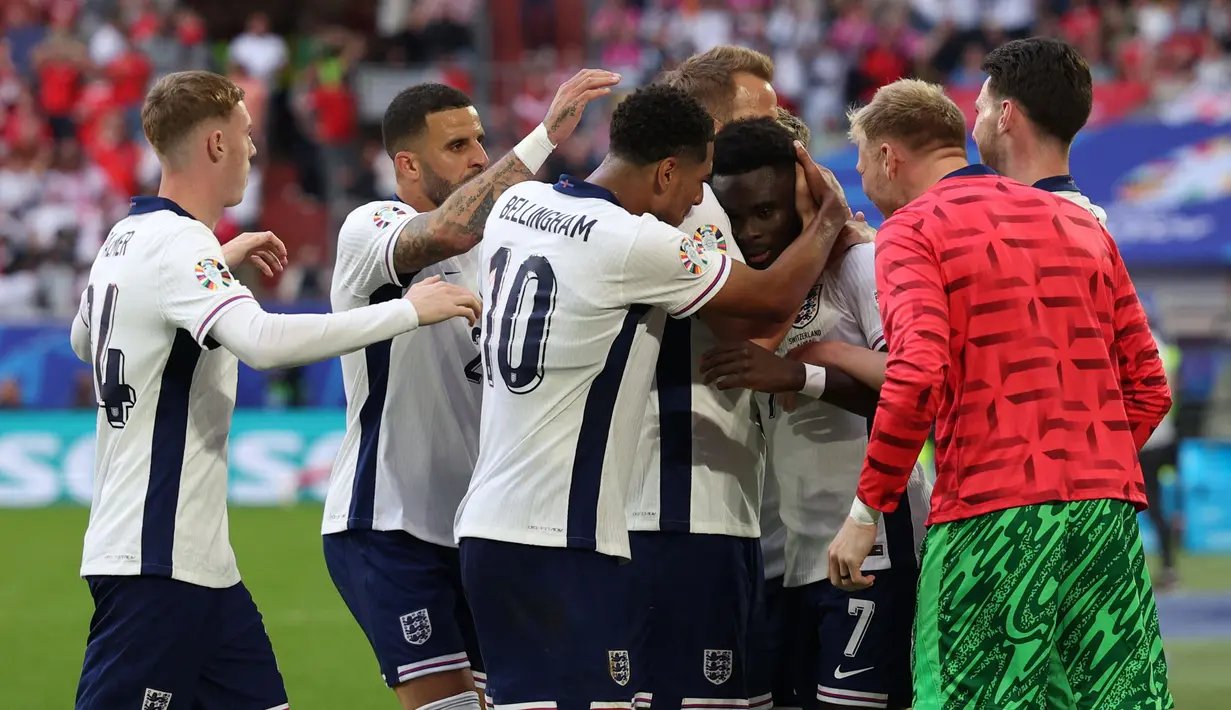 <p>Pemain Inggris merayakan gol penyeimbang 1-1 yang dicetak oleh Bukayo Saka pada laga perempat final Euro 2024 melawan Siwss di Duesseldorf Arena, Duesseldorf, Jerman, Sabtu (06/07/2024). (AFP/Adrian Dennis)</p>