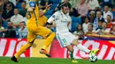 Gelandang Real Madrid, Gareth Bale berusaha mengumpan bola saat bertanding melawan APOEL Nicosia pada penyisihan Grup H Liga Champions di stadion Santiago Bernabeu, Spanyol, (13/9). Madrid menang telak 3-0 atas APOEL. (AP Photo/Paul White)