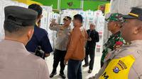 Kepala Polres Rokan Hulu AKBP Budi Setiyono mengecek logistik Pemilu 2024 yang sudah dikirim dari PPS ke kantor kecamatan. (Liputan6.com/M Syukur)