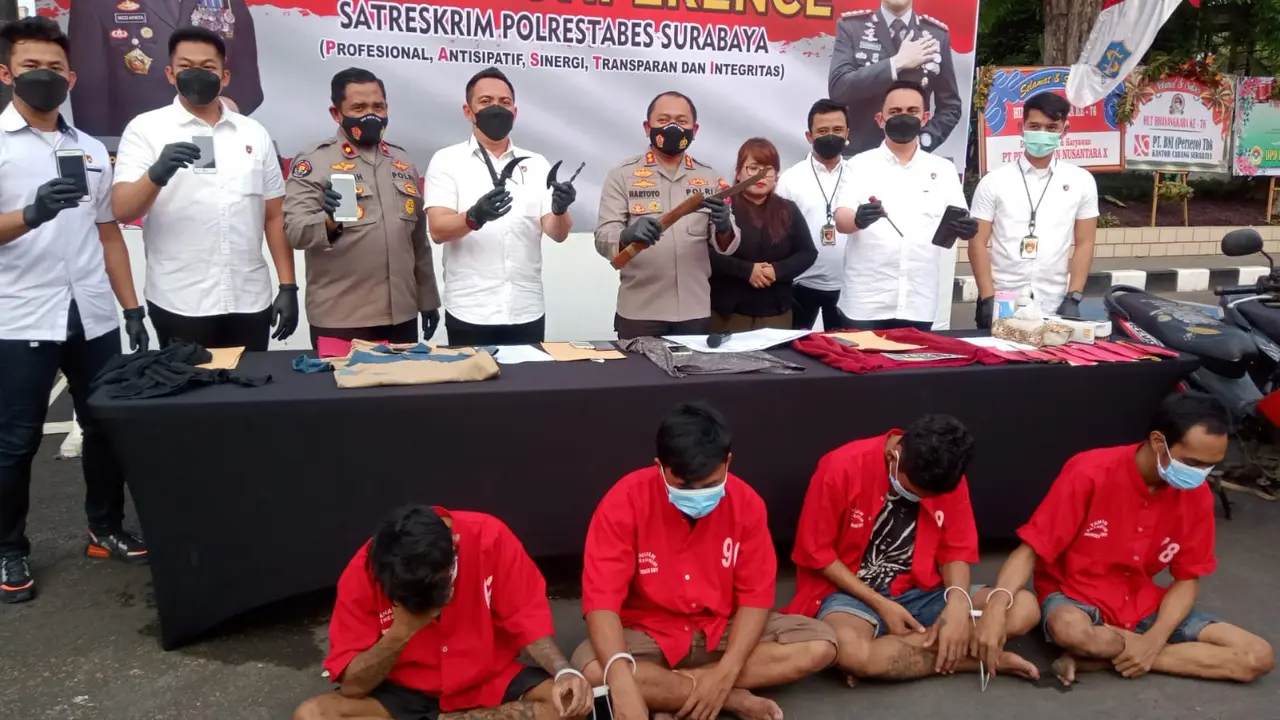 Empat pelaku begal diamankan polisi di Surabaya. (Dian Kurniawan/Liputan6.com)
