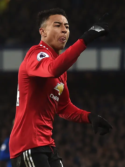 Gelandang Manchester United Jesse Lingard merayakan gol kedua untuk timnya saat melawan Everton dalam pertandingan Liga Inggris di Goodison Park, Liverpool (1/1). Manchester United meraih kemenangan 2-0 atas Everton. (AFP Photo/Paul Ellis)