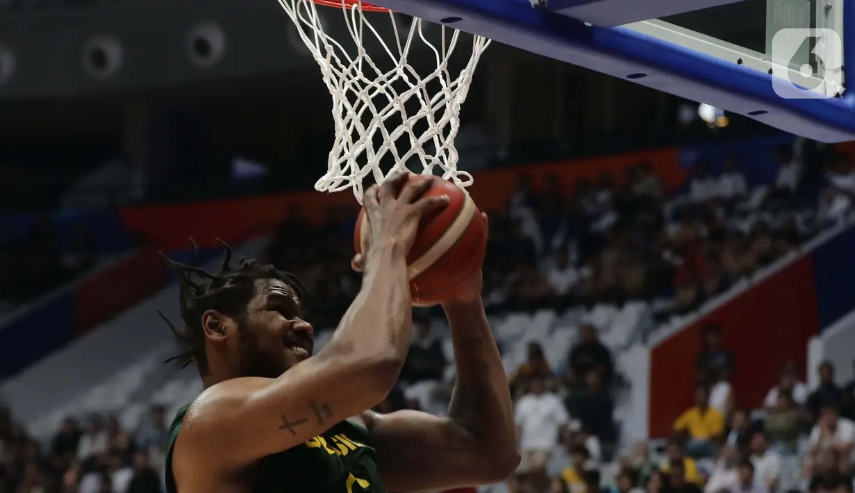Pemain timnas basket Brasil, Cristiano Felicio usai memasukkan bola ke dalam jaring Pantai Gading pada penyisihan Grup G FIBA World Cup 2023 di Indonesia Arena, Gelora Bung Karno, Jakarta, Rabu (30/8/2023). (Liputan6.com/Helmi Fithriansyah)