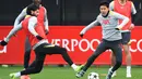 Pemain Liverpool, Wataru Endo (kanan) saat mengikuti latihan jelang laga lanjutan Liga Champions 2024/2025 melawan Girona di AXA training centre, Liverpool, Inggris, Senin (09/12/2024) waktu setempat. (AFP/Peter Powell)