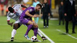 Gelandang Real Madrid, Toni Kroos, berebut bola dengan pemain Cultural Leonesa, Gianni Zuiverloon, pada leg pertama babak 32 besar Copa del Rey di Reino de Leon, Leon, Rabu (26/10/2016). (AFP/Cesar Manso)