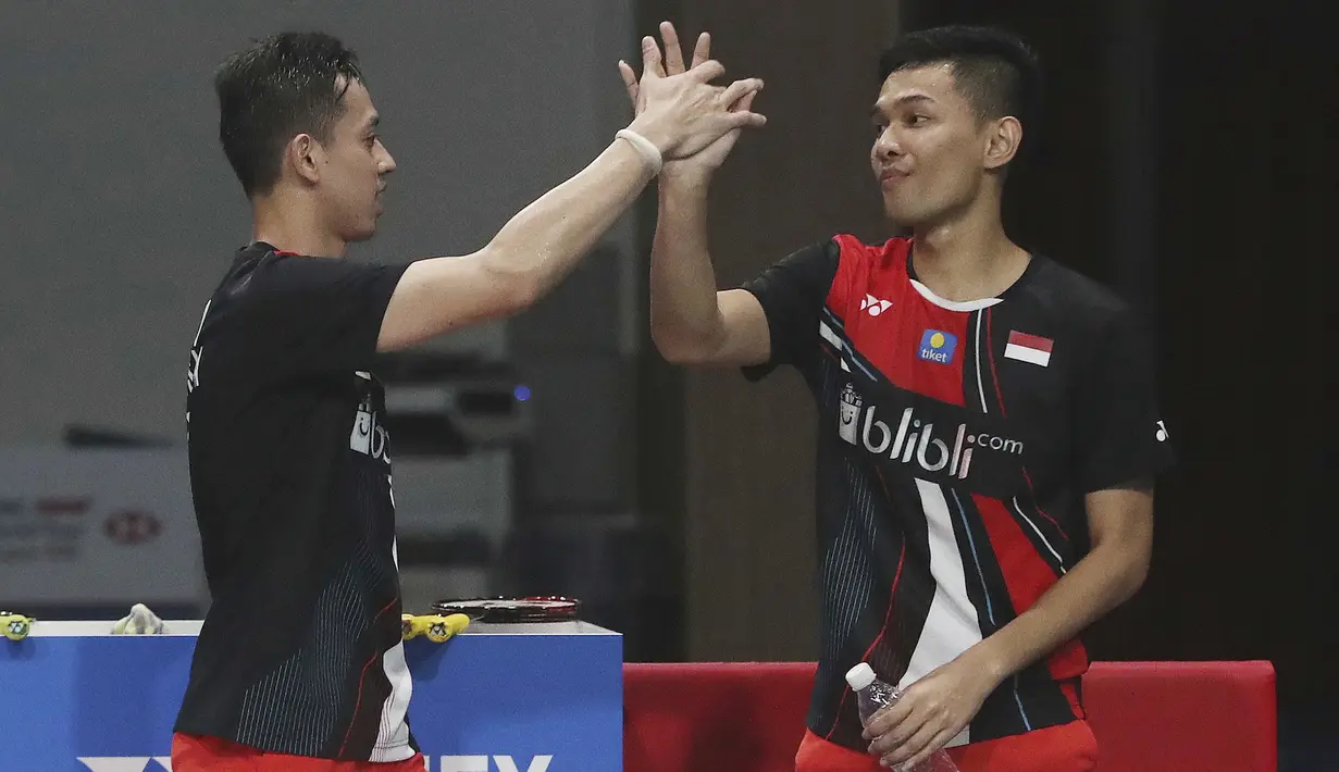 Ganda putra Indonesia, Fajar Alfian/Muhammad Rian Ardianto berselebrasi usai mengalahkan Takeshi Kamura/Keigo Sonoda pada final Korea Terbuka 2019 di Incheon (29/9/2019). Fajar /Rian menang atas Takeshi Kamura/Keigo Sonoda 21-16, 21-17. (AP Photo/Ahn Young-joon)