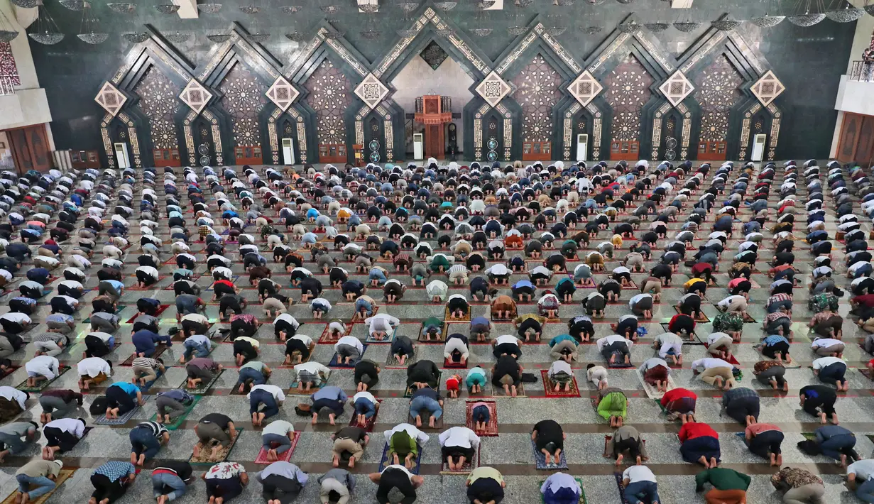 Jemaah melaksanakan ibadah salat Jumat di Masjid Agung At-Tin, Jakarta, Jumat (5/6/2020). Sejumlah masjid di Jakarta menggelar salat Jumat karena sudah memasuki masa PSBB transisi menuju new normal. (AP Photo/Achmad Ibrahim)