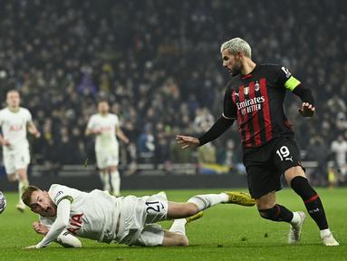 Pemain Tottenham Hotspur, Dejan Kulusevski (kiri) terjatuh saat berduel dengan pemain AC Milan, Theo Hernandez pada laga leg kedua 16 besar Liga Champions 2022/2023 yang berlangsung di Tottenham Hotspur Stadium, London, Kamis (09/03/2023) WIB. Rossoneri berhasil melaju ke babak perempat final setelah unggul dengan agregat 1-0. (AFP/Justin Tallis)