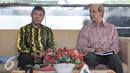 Ketua PPATK M Yusuf (kiri) menyimak pertanyaan terkait penghapusan Indonesia dari status Grey Area di Jakarta, (26/6/2015). Penghapusan ini merupakan komitmen pencegahan dan pemberantasan tindak pidana pendanaan terorisme. (Liputan6.com/Herman Zakharia)