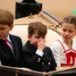 Pangeran George (kiri), Pangeran Louis (tengah), dan Putri Charlotte (kanan) tiba dengan kereta kuda di Parade Pengawal Kuda untuk Parade Ulang Tahun Raja Charles III, Trooping the Colour, di London, Inggris, 17 Juni 2023. (DANIEL LEAL/AFP)