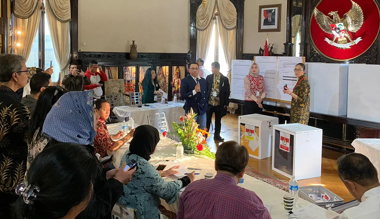 Petugas KPPS Luar Negeri bersama pengawas dan saksi melakukan penghitungan surat suara Pemilu 2019 yang dikirimkan melalui pos maupun yang dicoblos langsung di TPS, di KBRI Washington DC, Kamis (18/4). Jokowi meraih 1113, sementara pasangan Prabowo-Sandi meraih 352 suara. (Liputan6.com/HO/Butet)