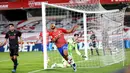 Pemain Granada Luis Suarez bereaksi setelah kehilangan kesempatan saat melawan Real Madrid pada pertandingan La Liga di Stadion Los Carmenes, Granada, Spanyol, Kamis (13/5/2021). Real Madrid menang telak 4-1 atas Granada. (AP Photo/Fermin Rodriguez)