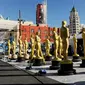 Patung-patung Oscar yang akan diberi sentuhan terakhir oleh seniman di Los Angeles, California, 22 Februari 2017. Penganugerahan Academy Awards ke-89 akan diselenggarakan pada Minggu (26/2) waktu setempat. (Photo by Chris Pizzello/Invision/AP)