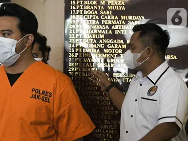Artis Roby Satria alias Roby Geisha dihadirkan saat rilis pengungkapan kasus narkoba di Polres Metro Jakarta Selatan, Senin (21/3/2022). Roby Geisha ditangkap polisi di sebuah studio musik di Jakarta Selatan pada Sabtu (19/3/2022) malam. (Liputan6.com/Herman Zakharia)