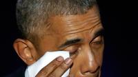 Presiden AS Barack Obama menyeka air mata disela pidato perpisahannya di McCormick Place Convention Centre, Chicago, Selasa (10/1). Lokasi tersebut tak jauh dari lokasi pidato kemenangan Pilpres sekitar 8 tahun lalu. (AP Photo/Charles Rex Arbogast)