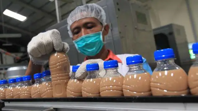 Ribuan botol NU Milk Tea yang telah terisi akan dikemas di Pabrik PT A