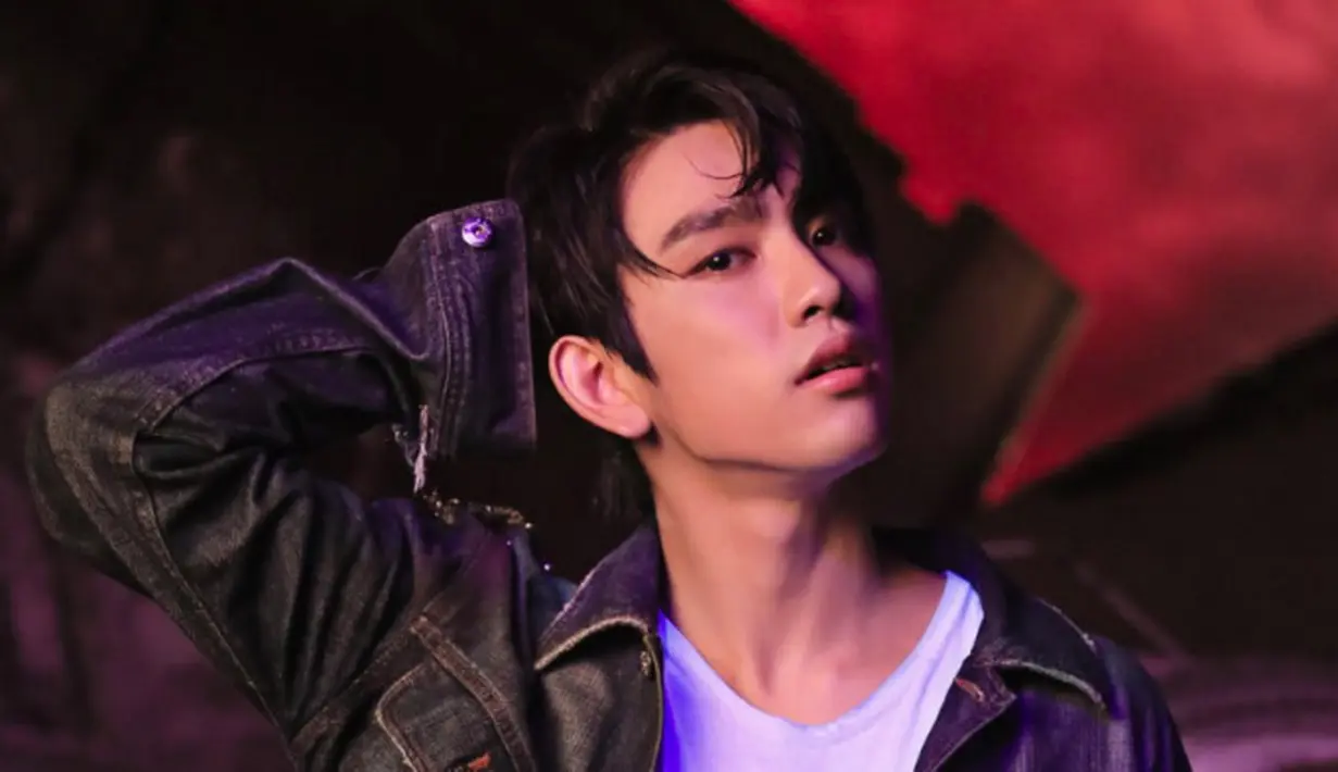 Perpaduan sorot mata yang teduh dan wajah yang tampan membuat Jinyoung GOT7 terlihat begitu menawan. (Foto: Soompi.com)