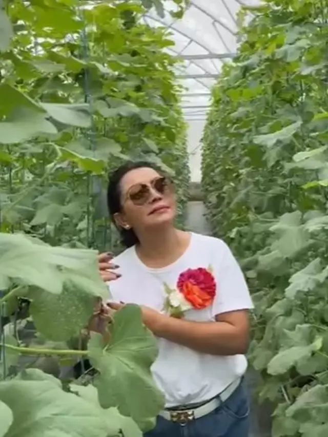 Mayangsari di kebun melon (Instagram/mayangsari_official)