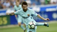 Striker Barcelona, Lionel Messi, melakukan tendangan saat pertandingan melawan Alaves pada laga La Liga di Stadion Mendizorrotza, Sabtu (26/8/2017). Barcelona menang 2-0 atas Alaves. (AP/Alvaro Barrientos)