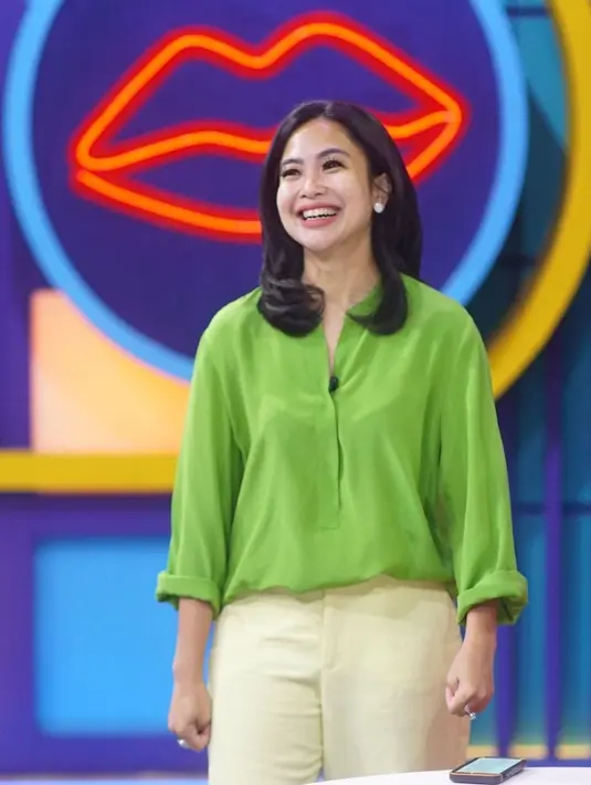 <p>Apes menimpa Feni Rose setelah berkonflik dengan mantan pengacara Bharada E, Deolipa Yumara. Tak tanggung-tanggung, Feni Rose dipolisikan atas dugaan pencemaran nama baik. Tak henti sampai di situ, Deolipa Yumara menyebut presenter Rumpi No Secret sangat layak diblokir dari dunia pertelevisian Tanah Air. Hingga kini, Feni Rose belum bereaksi. Hanya lempar senyuman di medsos. (Foto: Dok. Instagram @fenirose)</p>
