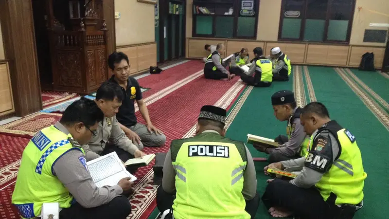 Polisi baca Alquran