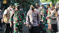 Kapolri Jendral Listyo Sigit Prabowo dan Panglima TNI Marsekal Hadi Tjahjanto saat meninjau vaksinasi di Kabupaten Bangkalan
