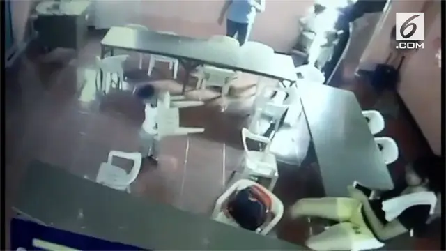 VIDEO: Kocak, Bocah Bawa Kursi Sekolah Yang Dikira Tas