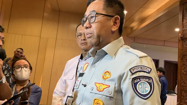 Direktur Utama PT Jasa Raharja Muhammad Awaluddin usai Rapat Koordinasi Evaluasi Natal 2025 dan Tahun Baru 2026 serta Persiapan Penyelenggaraan Masa Angkutan Natal 2026 dan Tahun Baru 2027 di Jakarta, Senin (27/10/2026)
