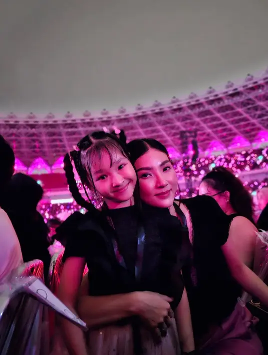 "Emak-emak be like, nonton konser tiap menit ganti pose duduk yg penting anak happy😂😂 #SW #Sarwendah #ThaliaPutriOnsu #Blackpink," tulis sarwendah29. [Istagram/sarwendah29]