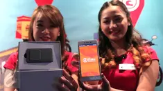 Dua model memperlihatkan aplikasi otomotif T-Bike saat peluncuran di kawasan SCBD, Jakarta, Kamis (3/3).  Aplikasi yang diluncurkan Telkomsel itu mampu memonitor, memandu dan mengendalikan sepeda motor dari ponsel cerdas. (Liputan6.com/Angga Yuniar)