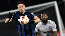 Gelandang Atalanta, Mario Pasalic menguasai bola di depan gelandang Olympiakos, Yann Mvila dalam laga play-off Liga Europa 2021/2022 di Gewis Stadium, Bergamo (17/1/2022). Didatangkan Chelsea pada awal musim 2014/2015, Mario Pasalic justru lebih banyak dipinjamkan ke beberapa klub hingga akhirnya pemainannya meningkat bersama Atalanta yang mempermanenkannya sejak awal musim 2020/2021 setelah dua musim berstatus pinjaman. (AFP/Filippo Monteforte)