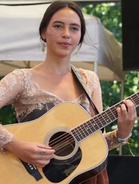 Pelantun lagu "Rumah Hati" ini juga pernah tampil manggung dengan menggunakan kebaya. Sandra mengaku mendapatkan inspirasi menulis tentang alam dan cinta. (Liputan6.com/IG/@sandrayatifay)