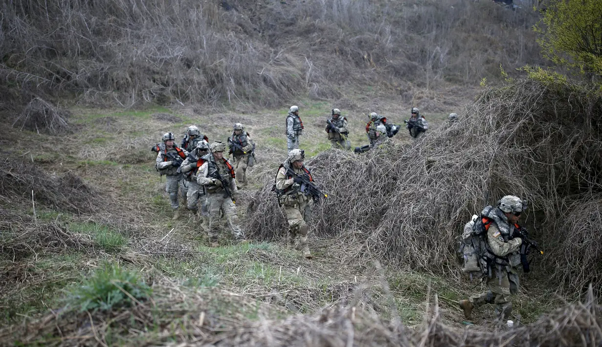 Tentara AS saat mengambil bagian dalam latihan gabungan tentara AS-Korsel di persimpangan sungai dekat zona demiliterisasi yang memisahkan antara Korsel dan Korut di Incheon (8/4). (REUTERS/Kim Hong-Ji)