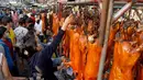 Seorang pedagang menggantung babi panggang di pasar di Phnom Penh, Kamboja (4/2). Menyambut Tahun Baru Imlek, warga Kamboja mempersiapkan daging babi panggang untuk sajian makan. (AFP Photo/Tang Chhin Sothy)
