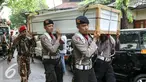 Petugas mengangkat  peti ke ruang transit jenazah yang dipersiapkan untuk korban helikopter TNI yang jatuh di RS Polri, Jakarta, Senin (21/3). Helikopter TNI AD mengalami kecelakaan saat akan mendarat di stadion Poso. (Liputan6.com/Yoppy Renato)