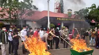 Puluhan ribu gram ganja dan ribuan botol miras hasil ungkap perkara dimusnahkan di halaman Polres Metro Bekasi Kota. (Foto: Istimewa)