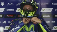 Pebalap Yamaha, Valentino Rossi, masih menghadapi masalah besar menjelang balapan MotoGP Argentina di Termas de Rio Hondo, Minggu (9/4/2017). (EPA/David Fernandez)