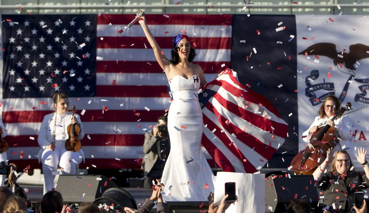 Katy Perry menyapa para pendukung Hillary Clinton saat kampanye Kandidat Presiden AS di Des Moines , Iowa , Sabtu (24/10/ 2015). Kehadiran Katy Perry membuat kampanye Hillary disambut dengan antusias oleh warga.  (REUTERS / Scott Morgan)