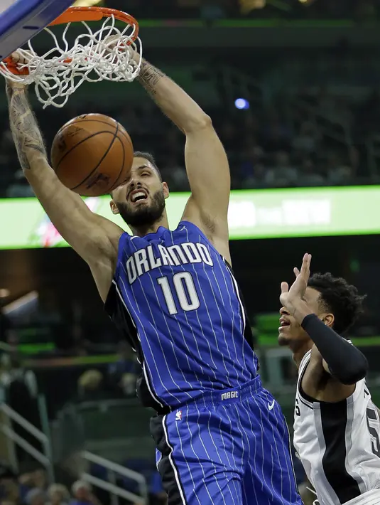 Pebasket Orlando Magic, Evan Fournier, memasukan bola saat melawan San Antonio Spurs pada laga NBA di Amway Center, Sabtu (28/10/2017). San Antonio Spurs takluk 87-114 dari Orlando Magic. (AP/John Raoux)