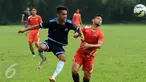 Salah satu pemain Persija berebut bola dengan tim Pra PON DKI Jaya saat uji coba di NYTC Sawangan, Depok, Selasa (8/12/2015). Laga ini persiapan jelang babak 8 besar Piala Jenderal Sudirman. (Liputan6.com/Helmi Fithriansyah)