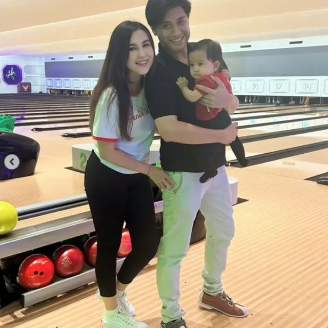 Kevin Aprilio bersama Vicy Melanie dan putri mereka, Kimova Dasha Aprilio