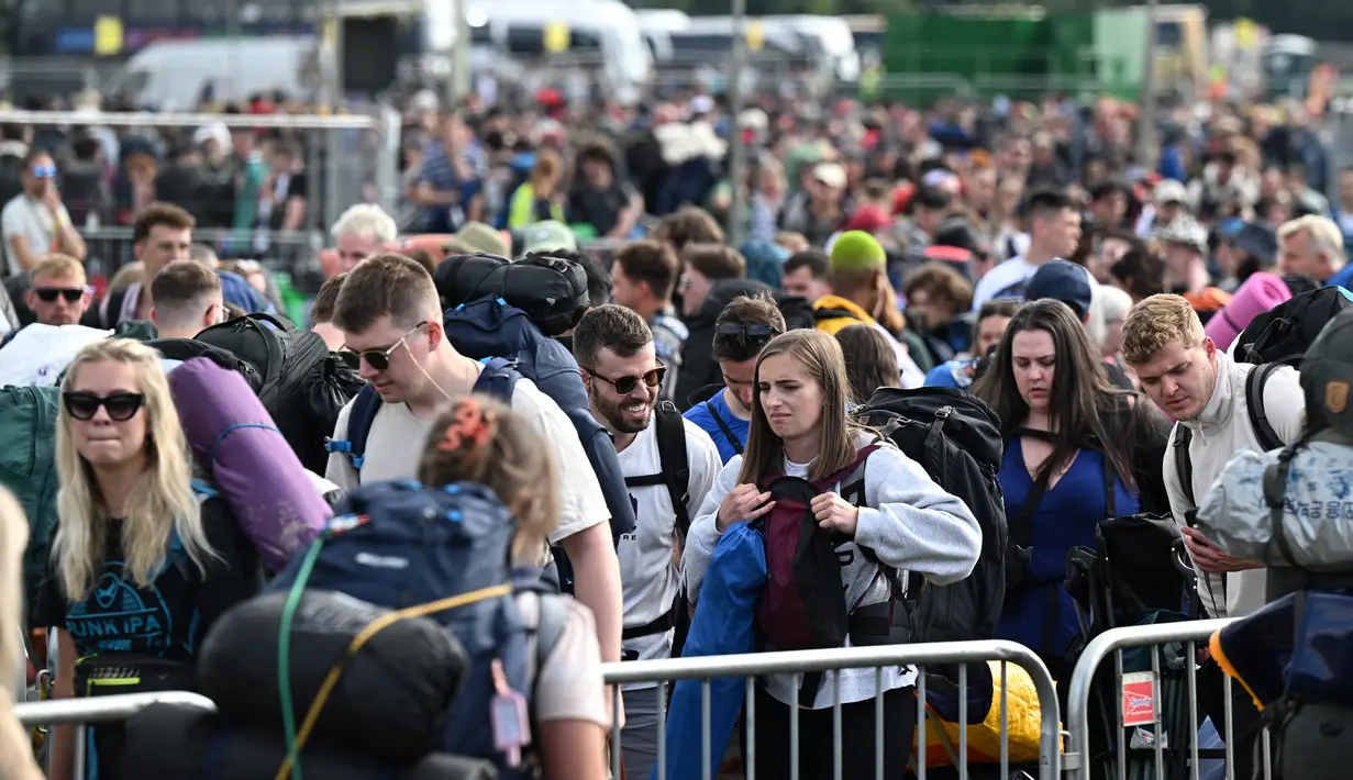 Ribuan penggemar musik berduyun-duyun ke ladang di Worthy Farm, Somerset, dan mendirikan kemah. (AFP/Oli Scarff)