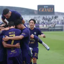 Pemain Persita Tangerang merayakan gol mereka ke gawang PSIM Yogyakarta dalam pertandingan pekan kesembilan BRI Super League di Indomilk Arena, Tangerang, Banten pada Jumat (17/10/2025) sore WIB. (Bola.com/M Iqbal Ichsan)