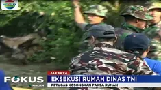 Hingga Rabu siang, 9 April 2018, warga sibuk memindahkan barang-barang dari dalam rumah dibantu petugas TNI.