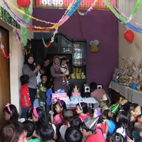 Banyak cara untuk anak 90-an merayakan ulang tahun, seperti empat poin di bawah ini. Kamu yang mana, nih? (Via: mom.isnuansa.com)